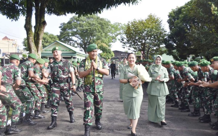 Danrem 023/KS Kolonel Inf Jansen P Nainggolan saat menyambangi prajuritnya di Yonif 123/Rajawali, Senin (14/4)