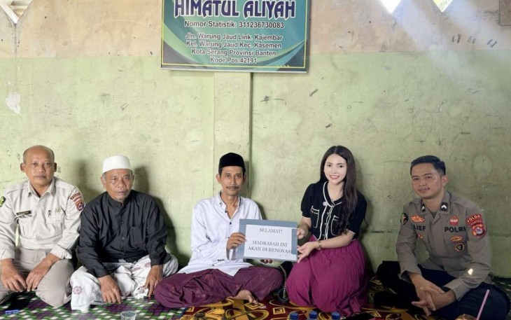 Selegram Devina Ciputri saat menyerahkan bantuan renovasi madrasah di Serang