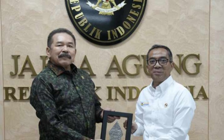 Jaksa Agung RI ST Burhanuddin memberikan cenderamata Mendiktisaintek