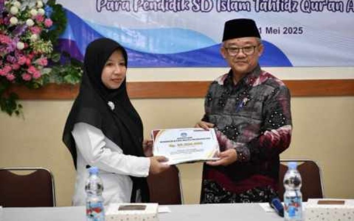 Mendikdasmen Abdul Mu'ti memberikan santunan keluarga korban kecelakaan 