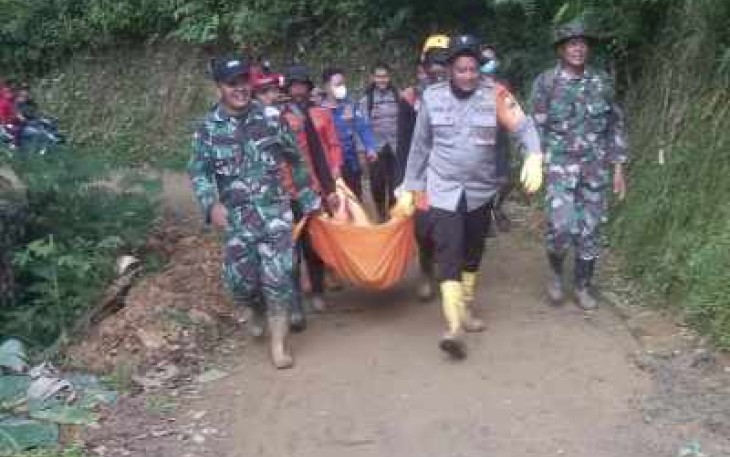 Evakuasi korban longsor di wilayah desa binaan 