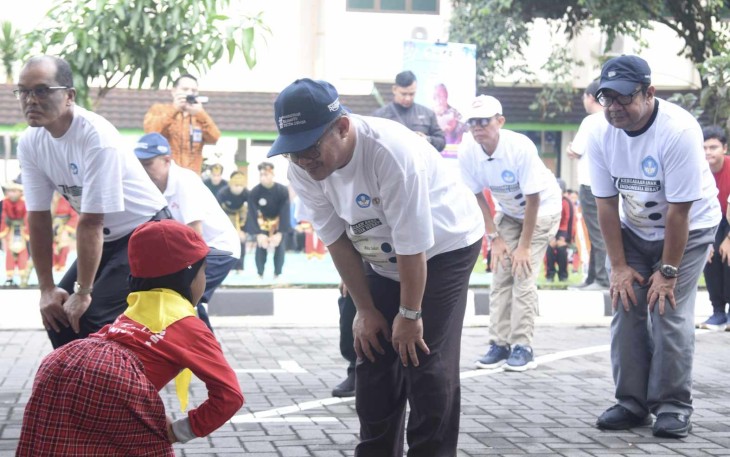 Mendikdasmen Abdul Mu'ti saat goyang sehat bersama di Yogyakarta, Jum'at (23/5)