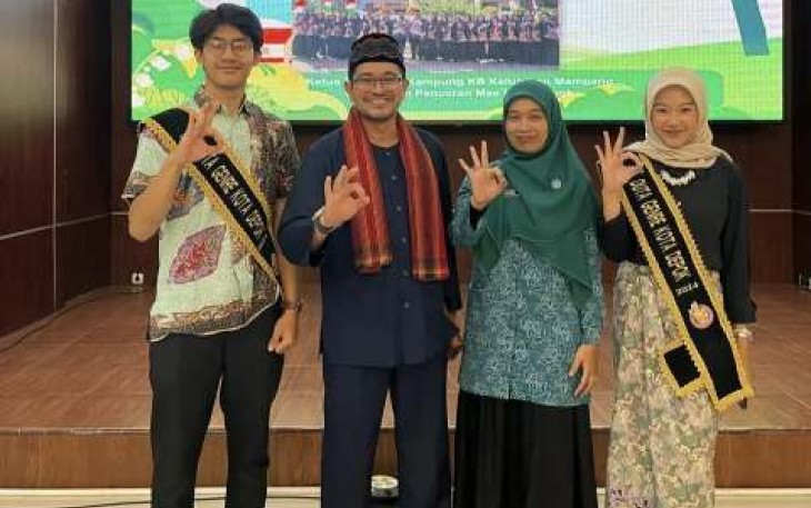 Camat Pancoran Mas, Zikri Dwi Darmawan bersama istri dan Duta GenRe Kecamatan Pancoran Mas, usai verifikasi lapangan penilaian Kampung KB tingkat Provinsi Jabar