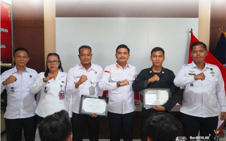 Karutan Pangkalan Brandan Erwin Siregar Poto Bersama Jajaran Usai Pemberian Penghargaan Pegawai Teladan.