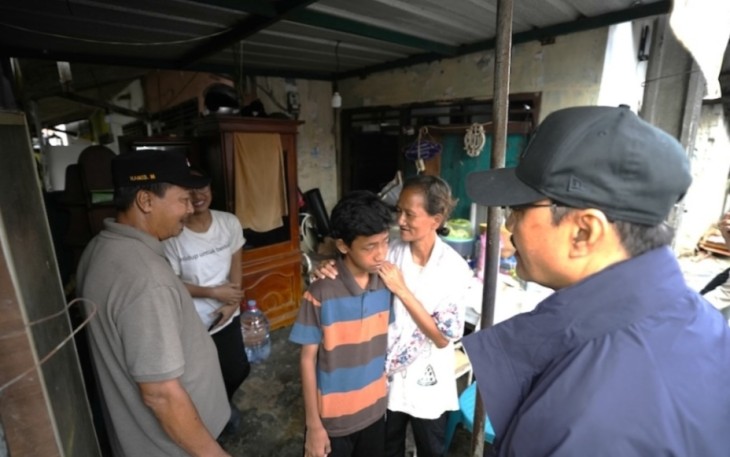 Mensos Saifullah Yusuf saat mengunjungi kediaman calon siswa Sekolah Rakyat di Cipayung, Jakarta, Jum'at (28/6)