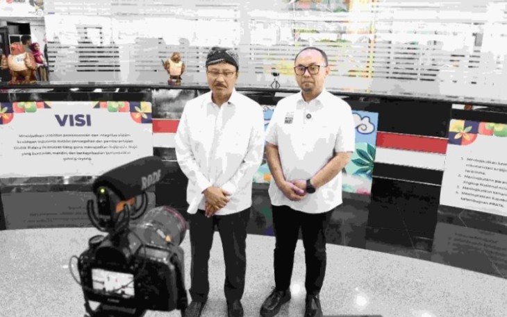 Mensos Saifullah Yusuf bersama Ketua PPATK Ivan Yustiavanda saat memberikan keterangan pers di Jakarta, Jum'at (4/7)