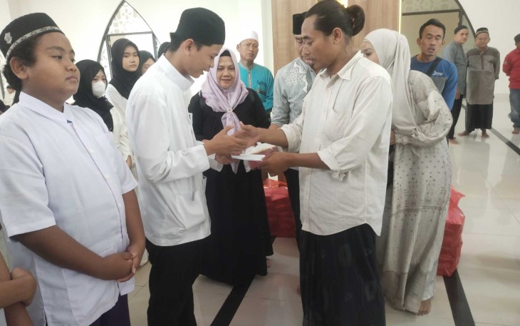 Dirut PT ABGT Edi Kristanto saat memberikan santunan anak yatim di Masjid Jami' Asy-Syahid Kota Depok, Sabtu (5/7)