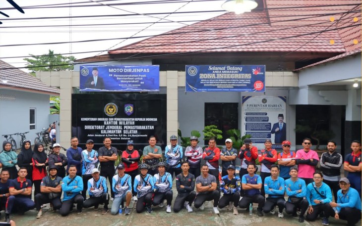 Kalapas Perempuan Martapura Peristiwa Bru Sembiring S.H.,M.H Bersama Kakanwil Ditjenpas Kalsel Berikut Jajaran Pemasyarakatan Gelar Poto Bersama Usai Kegiatan Bersepeda.