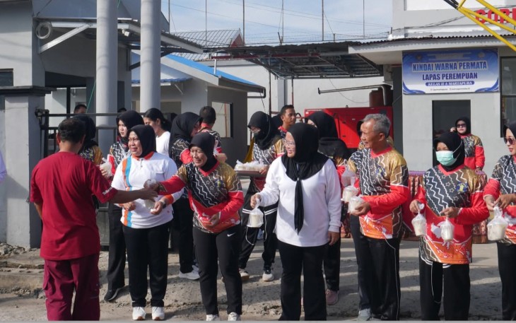 Dipimpin Kalapas Perempuan Kelas IIA Martapura Ibu Peristiwa Bru Sembiring S.H.,M.H Menggelar  Kegiatan Jumat Berkah 