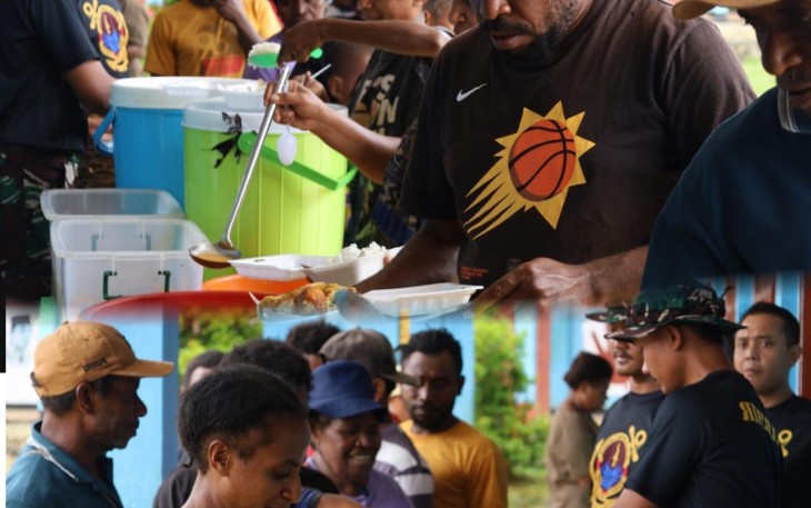 TNI AL dan Siswa SD YPK Emaus Papua Makan Bersama 