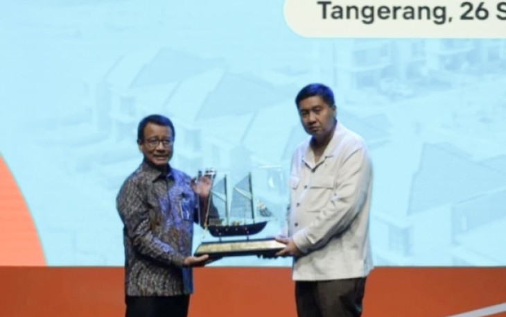 Menteri PKP Maruarar Sirait saat menerima cenderamata BNI di Tangerang, Banten, Jum'at (26/9)