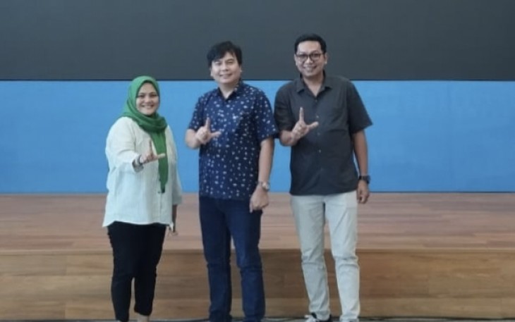 Siruaya Utamawan foto bersama di Solo, Jum'at (10/10)