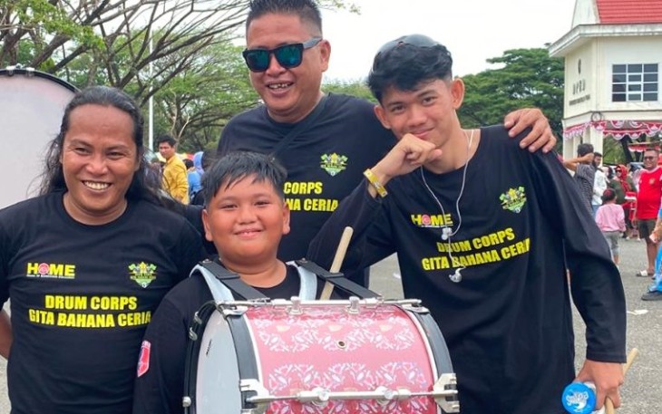 Ical Rumokoy (Kiri) Bersama dua rekannya dan salah satu anak binaan usai penampilan dilapangan