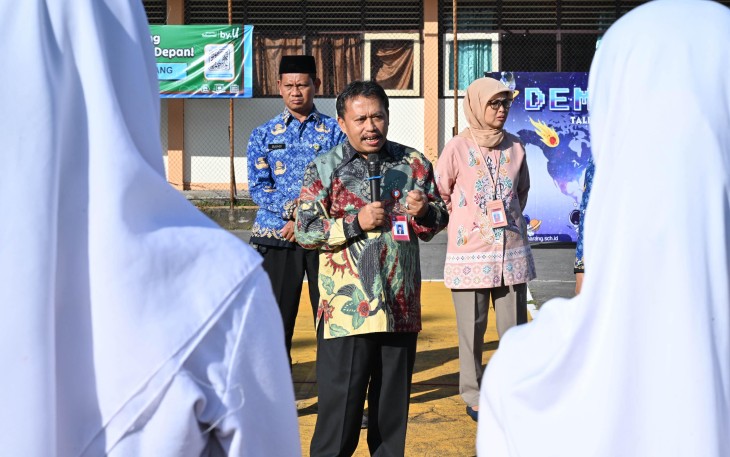 Inspektur Jenderal (Irjen), Kementerian Pendidikan Dasar dan Menengah (Kemendikdasmen), Faisal Syahrul, melakukan pemantauan langsung pelaksanaan MPLS di SMK Negeri 3 Semarang, Jawa Tengah.