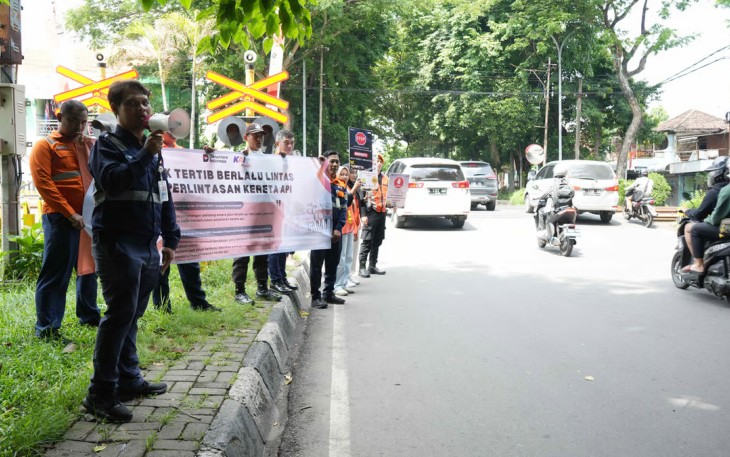 KAI Daop 8 Surabaya dan KAI Properti Gencarkan Sosialisasi Keselamatan di Perlintasan Sebidang Jelang Nataru 2025/2026