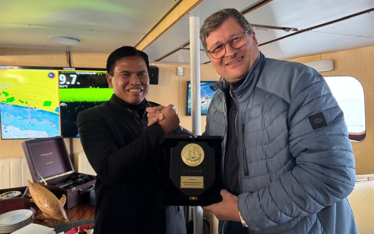 Kasal, Laksamana TNI Dr. Muhammad Ali (kiri) saat kunjungan resmi ke fasilitas industri pertahanan terkemuka di Jerman.