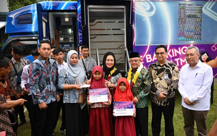 Mendikdasmen Abdul Mu’ti, menyerahkan bantuan PIP kepada peserta didik lintas jenjang, mulai dari SD hingga SMK.