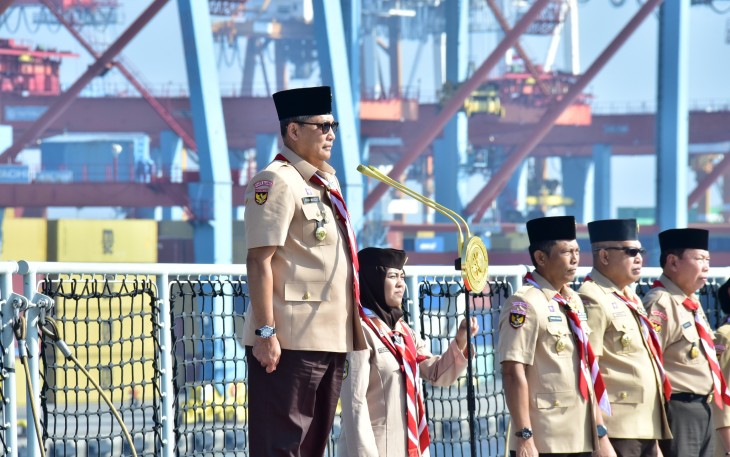 Ketua Kwarnas, Komjen Pol (Purn) Drs. Budi Waseso., saat memimpin upacara tabur bunga di perairan Teluk Jakarta, Sabtu (16/8).