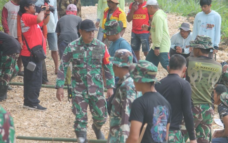 Dansatgas TMMD 125 Kodim 1419/Enrekang saat Tinjau Lokasi Pengecoran Jalan