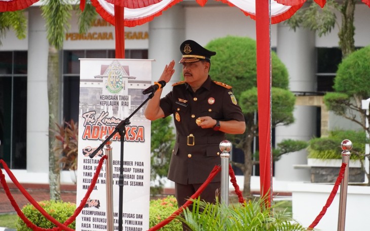 Kajati Kepri J. Devy Sudarso saat menjadi Inspektur Upacara Peringatan Hari Pahlawan Tahun 2025 di lapangan Kantor Kejaksaan Tinggi Kepulauan Riau, Senin (10/11/2025).