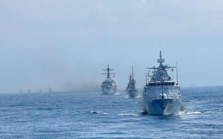 Formasi Puluhan Kapal Perang dan Pesawat Udara Terbentuk di Laut Bali 