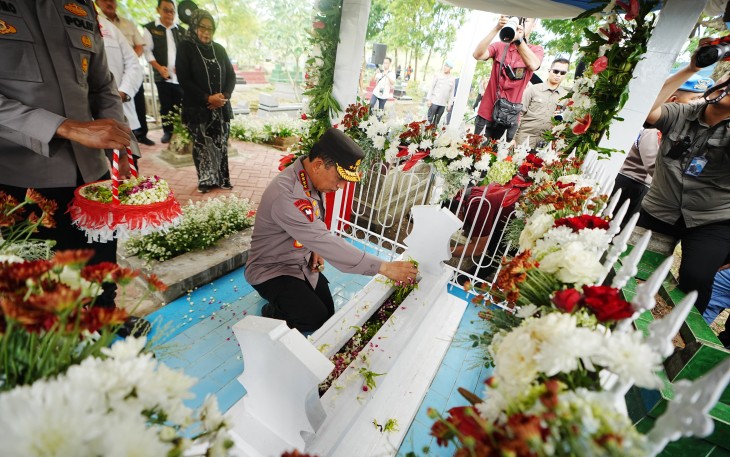 Kapolri Jenderal Listyo Sigit Prabowo saat berziarah ke makam Pahlawan Nasional Marsinah di Kecamatan Sukamoro, Kabupaten Nganjuk, Jawa Timur (Jatim), Sabtu (27/12/2025).