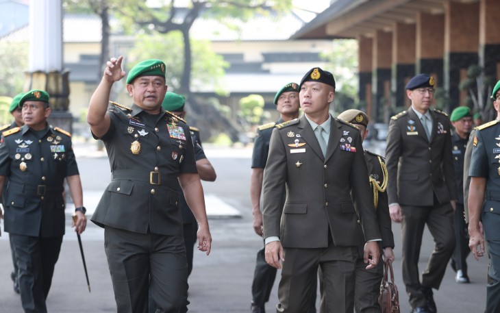 Kasad Sambut Hangat Kunjungan Kehormatan Kasad Singapura
