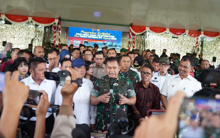 Kepala Staf Angkatan Darat (Kasad) Jenderal TNI Maruli Simanjuntak, M.Sc., berdialog dengan awak media selepas mengunjungi Lahan Ketahanan Pangan di Puslatpur Baturaja 