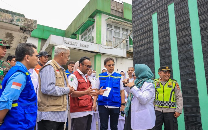 Menkes Budi Gunadi Sadikin saat meninjau wilayah terdampak di Bener Meriah, Jumat (19/12).
