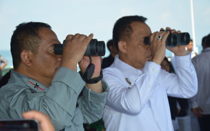 Kepala Zona Bakamla Barat Laksma Bakamla Bambang Trijanto dan Deputi Bidang Koordinasi Pertahanan Negara dan Kesatuan Bangsa Kemenko Polkam Mayjen TNI Purwito Hadi Wardhono.