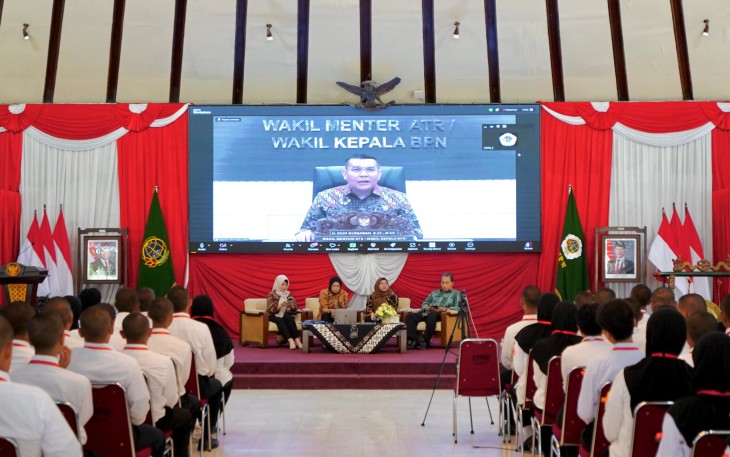 Wamen ATR/Waka BPN, Ossy Dermawan saat memberikan pembekalan sekaligus menutup kegiatan Pengenalan Kehidupan Kampus bagi Taruna Baru (PKKTB) Prodi Diploma IV Pertanahan Tahun 2025, Kamis (11/09/2025).