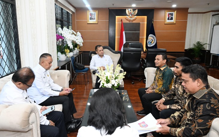 Menteri Transmigrasi, M. Iftitah Sulaiman Suryanagara, saat menerima audiensi Pemerintah Kabupaten Buton Utara di  Kantor Kementerian, Selasa (22/7).