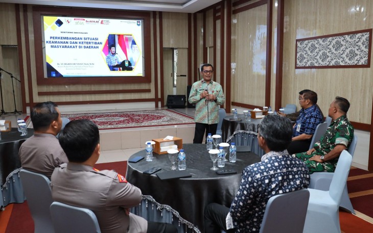 Kepala BSKDN Yusharto Huntoyungo saat memberikan sambutan dalam kegiatan asistensi bersama jajaran Pemerintah Provinsi Jambi, Forum Koordinasi Pimpinan Daerah (Forkopimda), serta perwakilan masyarakat di Rumah Dinas Bupati Muaro Jambi pada Kamis, 11 September 2025.