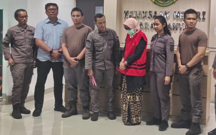 Kepala Dinkes Karanganyar, P,  mengenakan rompi tahanan saat berada di Kejari Karanganyar, Kamis (2252025) malam.