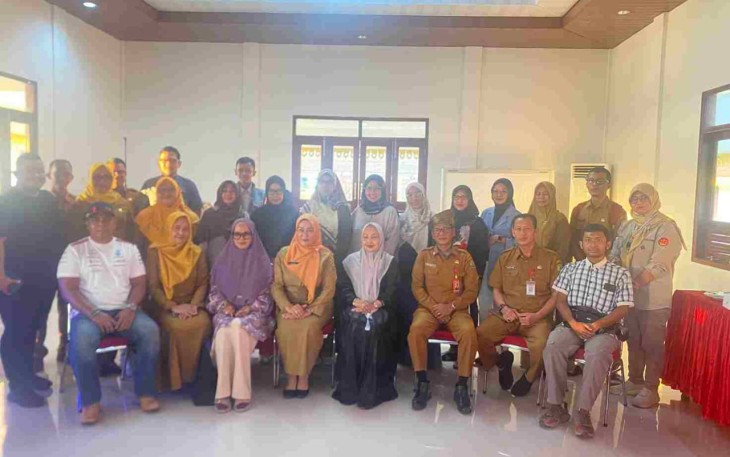 Foto bersama saat rapat koordinasi pengurus Dekranasda di ruang pertemuan Rumah Dinas Wali Kota Tanjungpinang, Senin (30/6) sore.