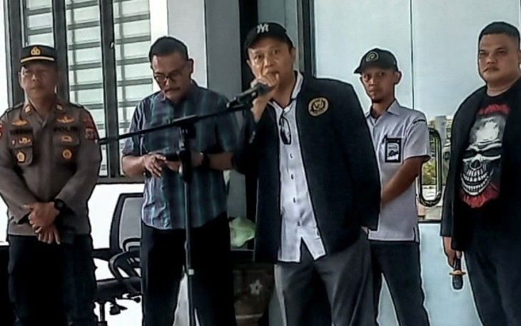 Ketua umum Pola Bitung, Puboksa Hutahaean saat memberikan orasinya dalam kegiatan aksi doa bersama yang digelar oleh AMNS
