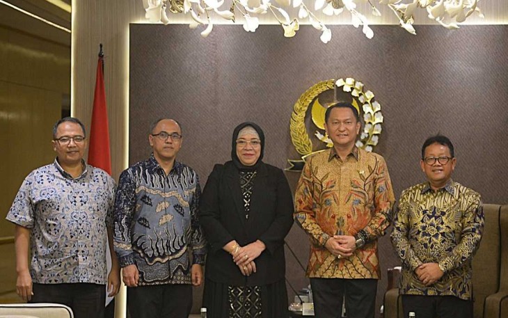Ketua Komisi XII DPR RI, Bambang Patijaya dalam agenda resmi Komisi XII DPR RI saat menerima kunjungan kehormatan Dubes Indonesia untuk Kuwait, Lena Maryana di Ruang Delegasi, Gedung Nusantara III DPR RI, Senayan, Jakarta, Selasa (7/1/2025)