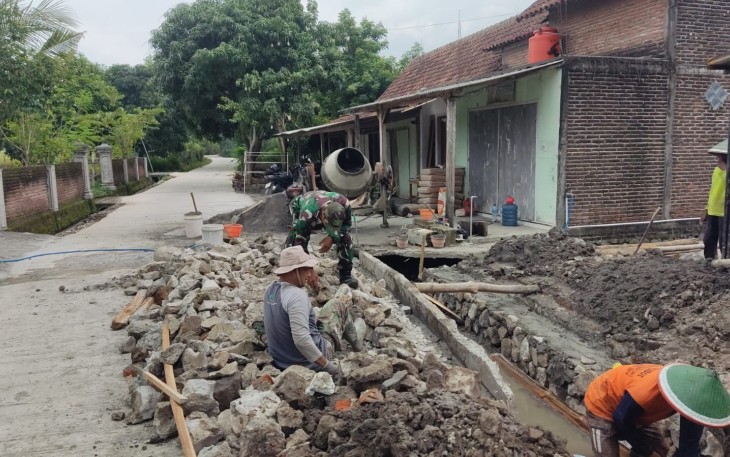 Babinsa Klumutan bersama Warga Gotong Royong Perbaiki Saluran Air