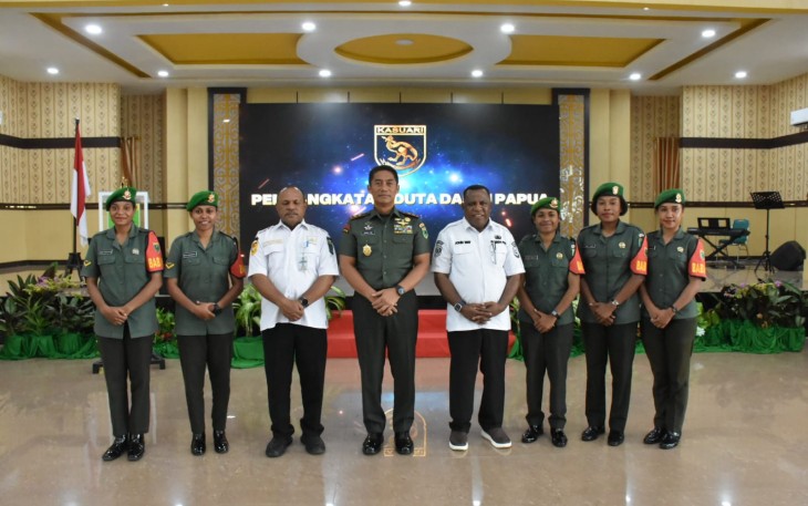 Pangdam XVIII/Kasuari, Mayjen TNI Jimmy Ramoz Manalu, S.Hub.Int., M.H.I Foto Bersama 