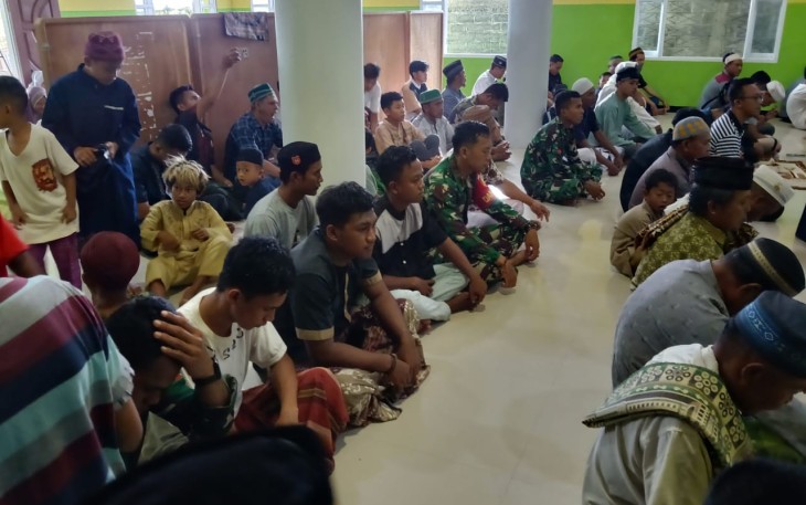 Personel satgas TMMD Ke-123 Kodim 1310/Bitung saat melaksanakan sholat Jumat berjamaah bersama Warga Sekitar Lokasi TMMD
