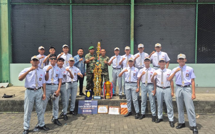 Tim PBB SMA Negeri 2 Bitung bersama pembina Pasiops Kodim 1310/Bitung dan Babinsa Kodim 1310/Bitung saat foto bersama usai menerima hadiah yang diserahkan oleh Kasdam XIII Merdeka