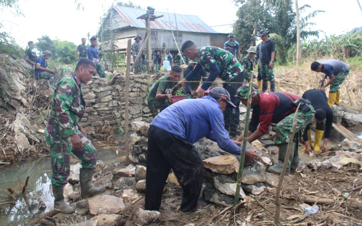 Progres Pembuatan Plat Dekker TMMD ke-123 Memasuki Proses Pemasangan Pondasi 