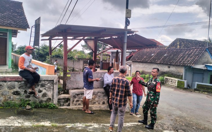 Babinsa Koramil 0805/09 Kendal Laksanakan Komsos Dengan Masyarakat di Desa Binaan