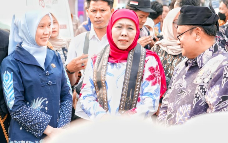 Gubernur Jawa Timur Khofifah Indar Parawansa bersama Menteri Koperasi RI Budi Arie Setiadi menghadiri Puncak Peringatan Hari Koperasi Ke-78 Provinsi Jawa Timur di Stadion Letjend Soedirman, Kabupaten Bojonegoro, Kamis (17/7).