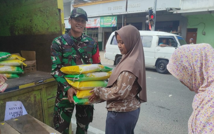 Babinsa Koramil 0801/03 Arjosari saat  Lakukan Pendampingan Kegiatan Gerakan Pangan Murah