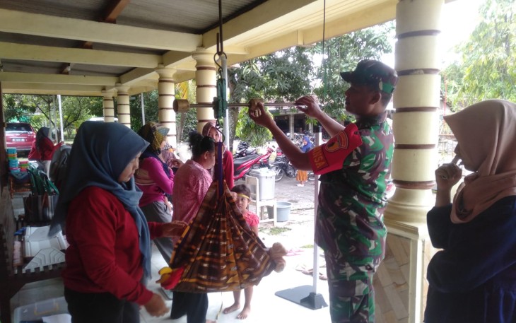 Babinsa Brangol saat Dampingi Posyandu di Desa Binaan
