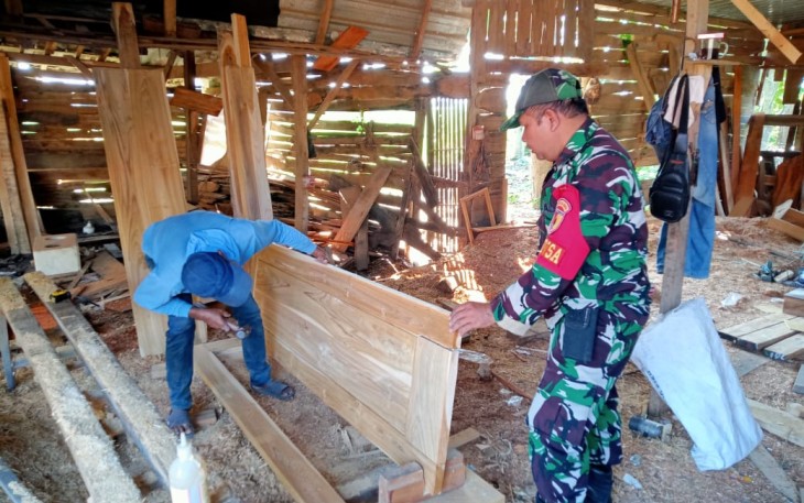 Babinsa Karangjati saat Komsos Dengan Pengrajin Mebel