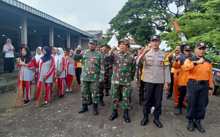 Anggota Koramil 0803/16 Wonoasri Bersihkan Pasar Sidomulyo dalam Peringatan Hari Peduli Sampah Nasional 2025
