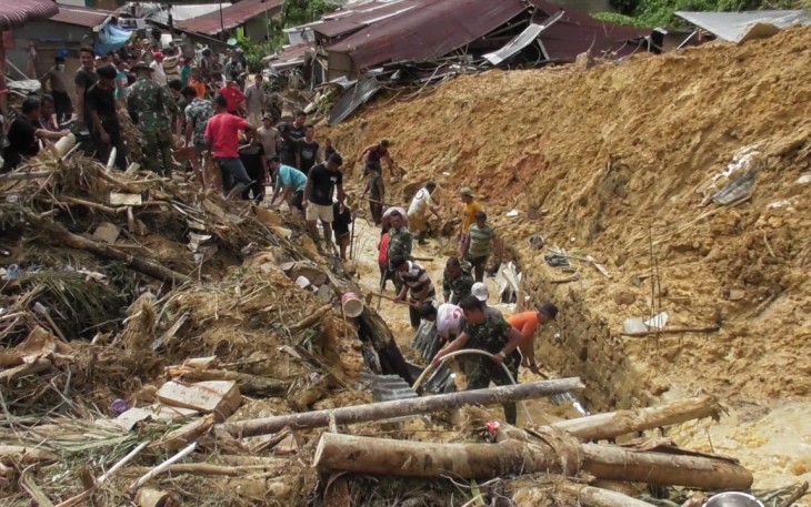Prajurit Korem 023/KS saat Berjibaku dengan Waktu Bantu Korban Bencana Longsor dan Banjir Bandang