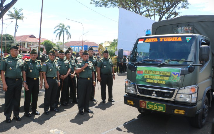 Komandan Korem 041/Gamas Brigjen TNI Jatmiko Aryanto, S.E., M.Han Lepas Pemberangkatan Bantuan Kemanusiaan ke wilayah Kodam XX/Tuanku Imam Bonjol.